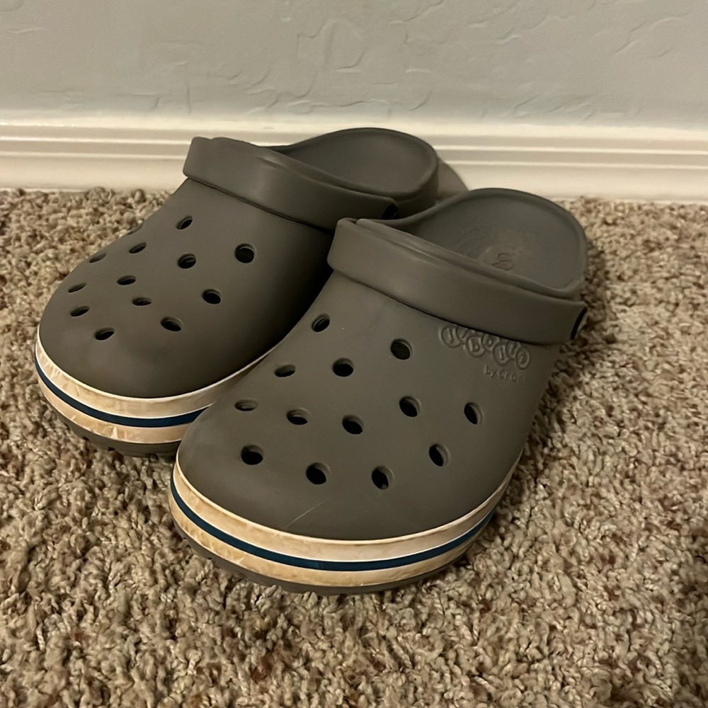 Men’s size 8 grey crocs